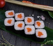 Классические роллы с лососем