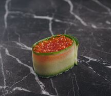 Гункан с красной икрой