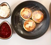 Сырники с малиновым вареньем и сметаной