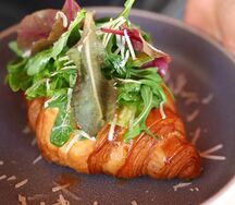 Круассан с яйцом пашот и соусом Вителло тоннато 