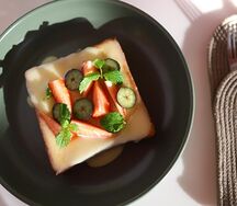 Френч-тост с соусом маскарпоне и свежими ягодами