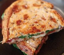 Крок-месье с пастрами и сыром моцарелла 