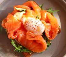 Яйцо Бенедикт с лососем слабой соли на хлебе бриошь 