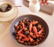 Круассановые мюсли с ягодами и карамелью