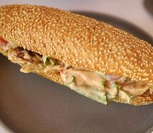 Сытный сэндвич на французском мини-багете с курицей