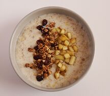 Каша овсяная с яблоками и гранолой