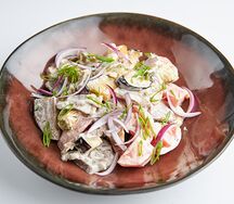 Салат с креветками и сыром страчателла