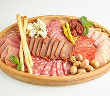 Антипасто из мясных деликатесов