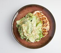 Салат с куриной грудкой на гриле