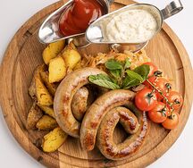 Колбаски бараньи, тушеная капуста, картофель по-домашнему