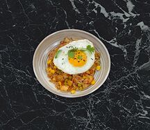 Жареный рис с курицей и овощами