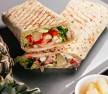 Шаурма с курицей и ананасами