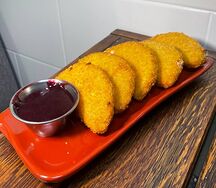 Жареный сыр с ягодным соусом