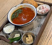 Борщ с пампушкой и салом