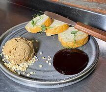 Паштет из куриной печени со смородиновым соусом