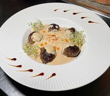 Митболы с картофельным пюре под сливочным соусом