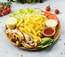 Теплый салат с курицей и овощами