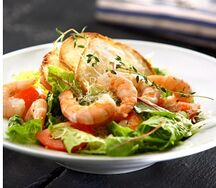 Салат Цезарь с королевскими креветками