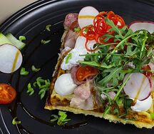 Вафля с беконом и яйцом пашот