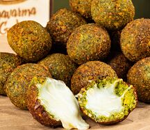 Стаканчик с сырным фалафелем