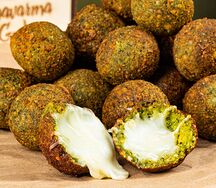 Стаканчик с сырным фалафелем