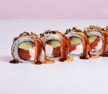 С угрем, лососем, миксом соусов и карамельным арахисом