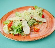 Салат Цезарь с курицей