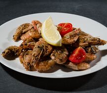 Креветки, жаренные с травами