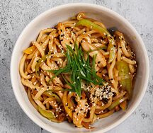 Удон с курицей и овощами