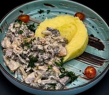 Бефстроганов с картофельным пюре и маринованными огурчиками