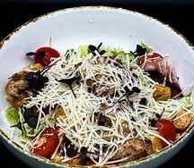 Салат Цезарь с курицей и беконом