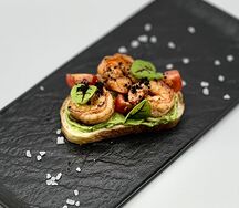 Брускетта с тигровой креветкой и гуакамоле 