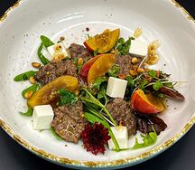 Теплый салат с куриной печенью и сливой