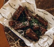 Фирменные гренки с пармезаном