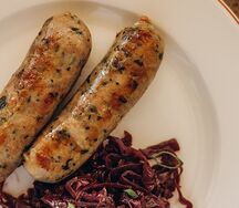 Колбаски куриные с молодым чесноком и зеленью