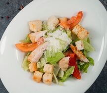 Салат Цезарь с обжаренным цыпленком