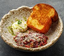 Тартар из говядины, бриошь и Пармезан