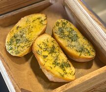 Хрустящий французский багет с маслом