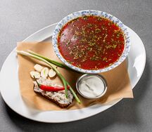 Борщ кубанский с говядиной, копченым салом, чесноком и тостами