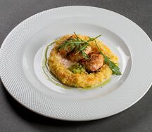Котлеты из краба с кускусом и овощами