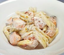 Пене с лососем в сливочном соусе