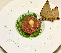 Тартар из говядины с ржаными тостами