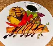 Стейк из семги с овощами гриль