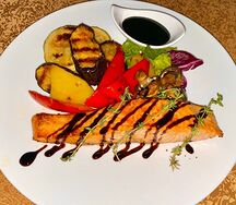 Стейк из семги с овощами гриль