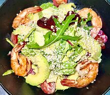 Салат с креветками грушей и авокадо