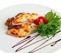 Куриное филе запеченое с помидорами под сырным соусом с песто