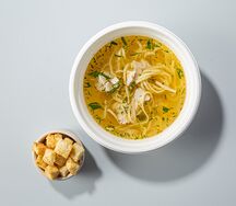 Двойной куриный суп с лапшой и сухариками