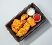 Семь домашних наггетсов с кетчупом и чесночным соусом