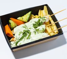 Шашлычки со сметаной, зеленью и картошкой фри