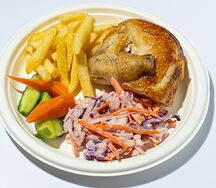 Куриная грудка гриль с салатом Коул слоу, гарниром на выбор и соусом тартар 